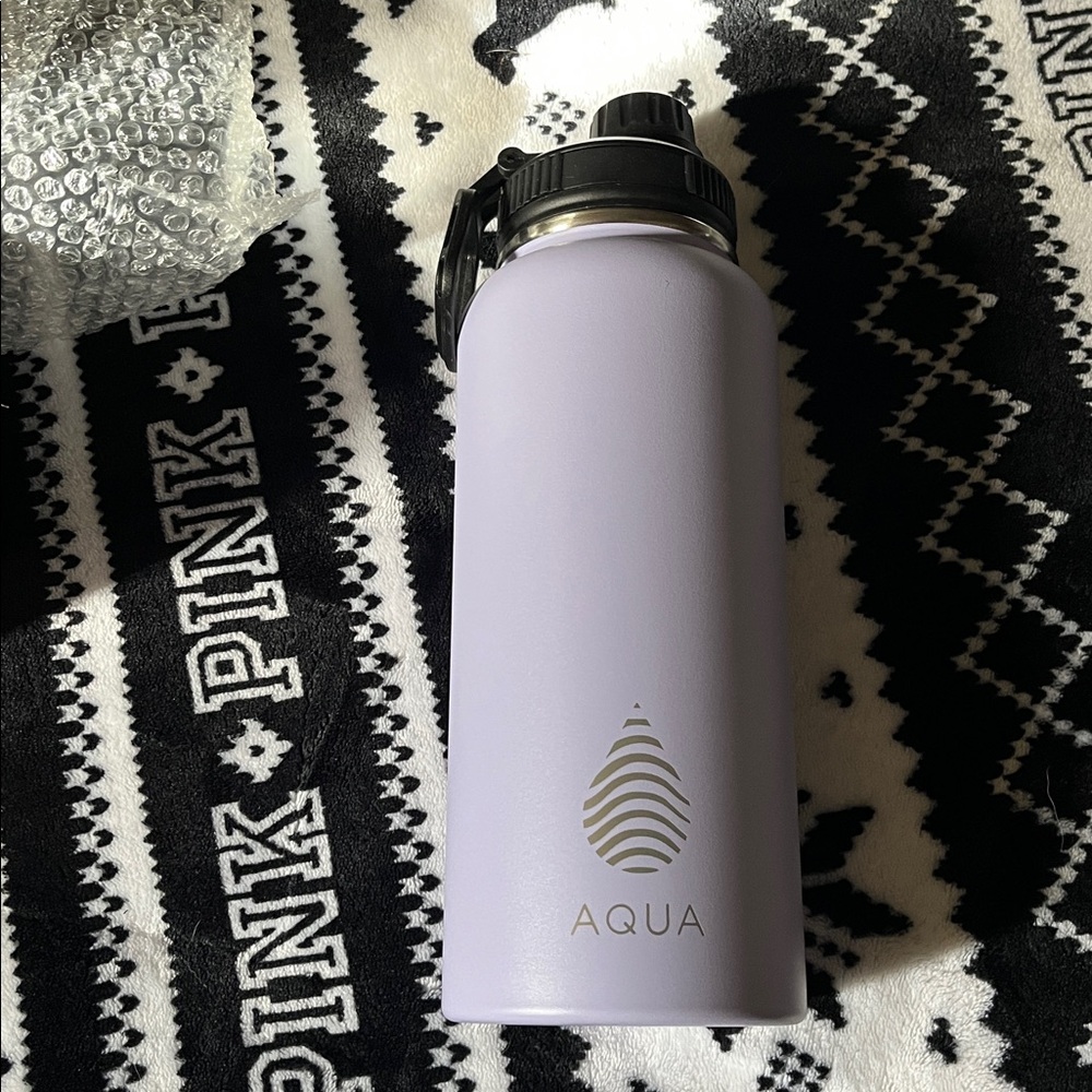 Aqua Black lid, purple bottom. 32oz Hydration Bottle. Brand New
